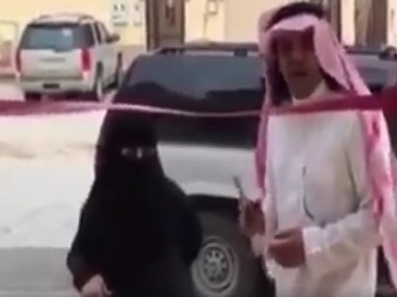 فيديو لشاب سعودي يشعل مواقع التواصل بسبب ما فعله مع والدته ذات الاحتياجات الخاصة